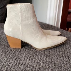 White faux snake skin booties women's size 9